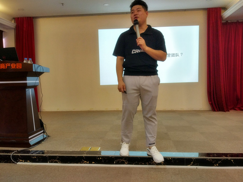 周末，貝朗鋼線成型機廠家員工與您相約聚大電商產(chǎn)業(yè)園