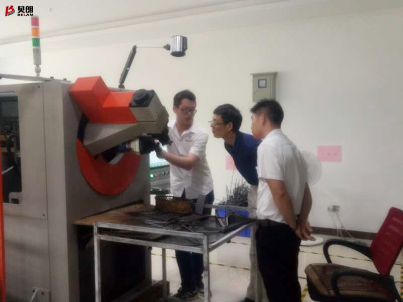 佛山客戶來貝朗看不銹鋼成型機，現場打樣談合作